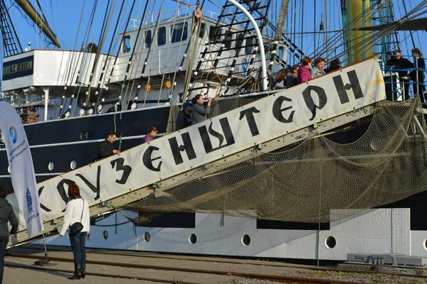 Nave russa alta Kruzenshtern, nel porto di pesca. Kaliningrad — Foto Stock