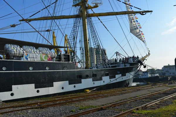 El alto barco ruso Kruzenshtern, en el puerto pesquero. Kaliningrado —  Fotos de Stock