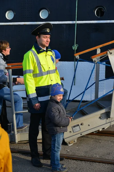 Venäläinen pitkä alus Kruzenshtern, Kalasatamassa. Kaliningrad — kuvapankkivalokuva