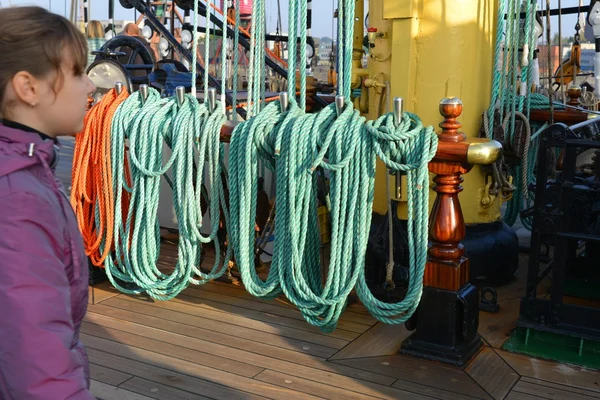 Russo navio alto Kruzenshtern, no porto de pesca. Kaliningrado — Fotografia de Stock