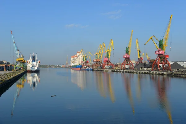 Kruzenshtern in the Fishing port. — Stock Photo, Image