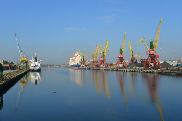 Kruzenshtern in the Fishing port. — Stock Photo, Image