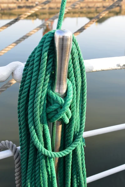 Corde sur Kruzenshtern dans le port de pêche . — Photo