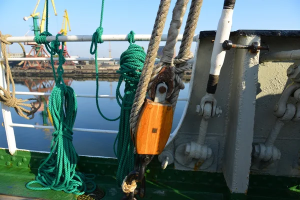 Kruzenshtern dans le port de pêche . — Photo