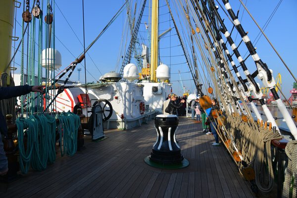 Крузенштерн в рыболовецком порту
.