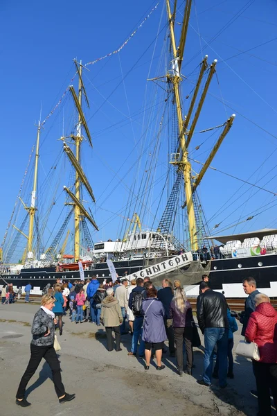 Kruzenshtern nel porto della pesca . — Foto Stock