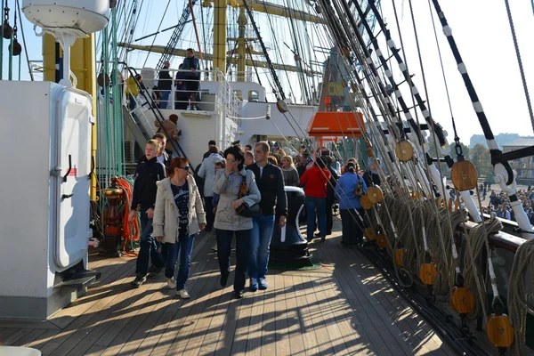 Kruzenshtern no porto de pesca . — Fotografia de Stock