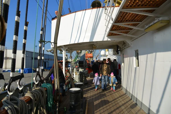 Kruzenshtern dans le port de pêche . — Photo