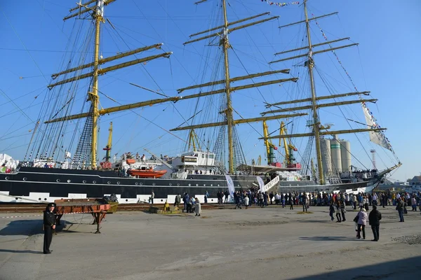 Kruzenshtern dans le port de pêche . — Photo