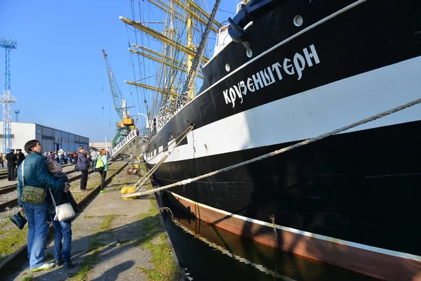 Kruzenshtern v rybářského přístavu. — Stock fotografie