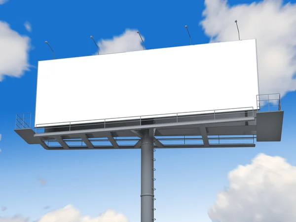 Билборд с пустым экраном на голубом небе — стоковое фото