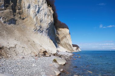 Yüksek tebeşir kayalıklarla sahil Rügen Adası'nda. Almanya