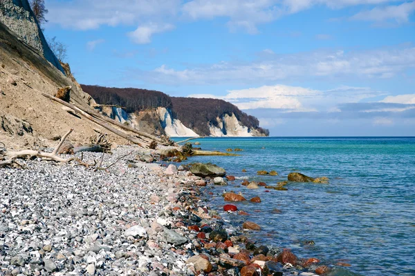 Yüksek tebeşir kayalıklarla sahil Rügen Adası'nda. Almanya — Stok fotoğraf