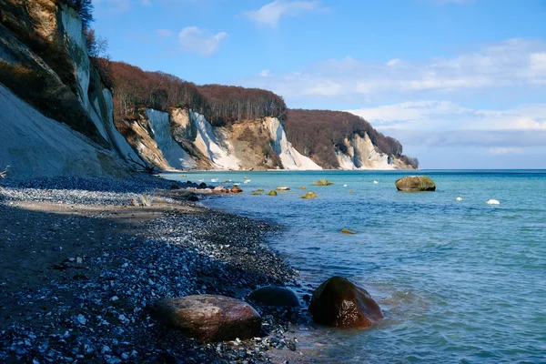 Yüksek tebeşir kayalıklarla sahil Rügen Adası'nda. Almanya — Stok fotoğraf