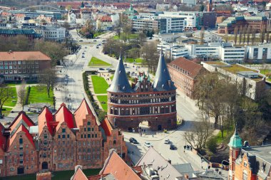 Holstentor Gate Lubeck eski şehirde. Almanya