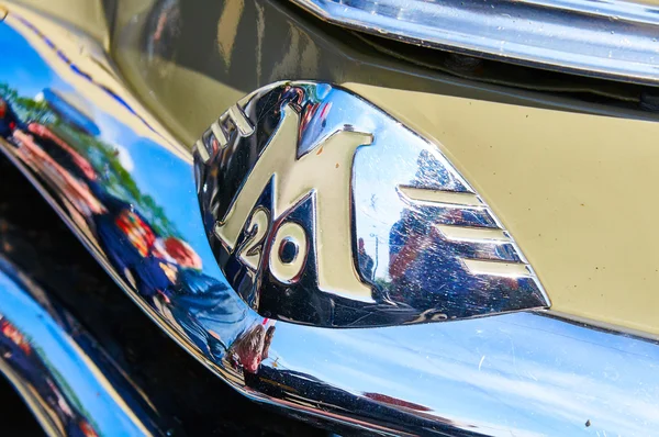 Эмблема российского ретро-автомобиля "Победа ГАЗ М-20" — стоковое фото