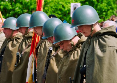 Kask ve pelerininin Sovyet askerleri