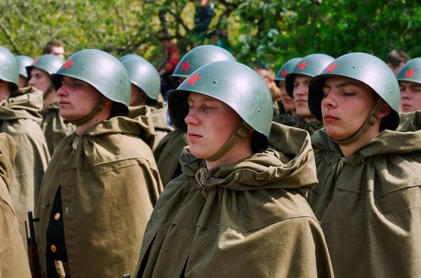 Soldados soviéticos em capacetes e capacetes — Fotografia de Stock