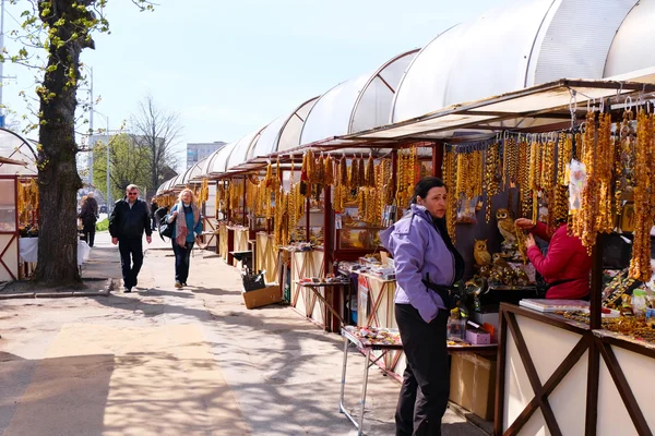 Handel souvenir av bärnsten. Kaliningrad — Stockfoto