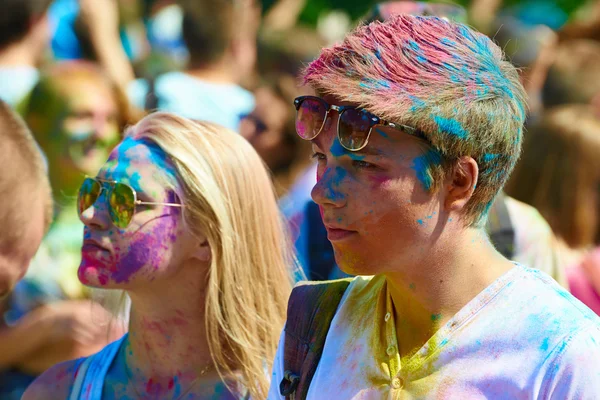 색상의 holi 축제입니다. 칼리닌그라드, 러시아 — 스톡 사진