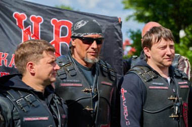 motosiklet ve rahip ilk geçit kaliningrad
