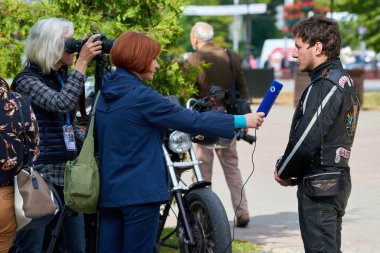 motosiklet ve rahip ilk geçit kaliningrad