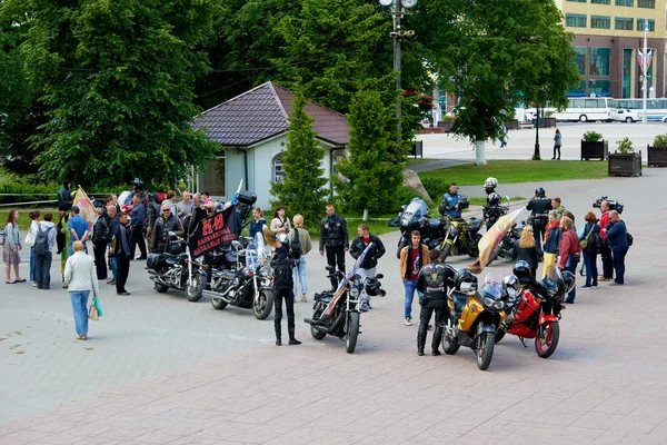 Först i kaliningrad processionen på motorcyklar och präst — Stockfoto