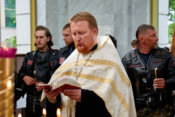 Eerst in kaliningrad processie op motorfietsen en priester — Stockfoto