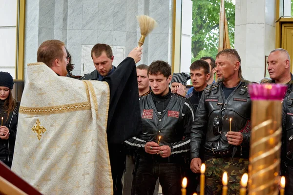 Eerst in kaliningrad processie op motorfietsen en priester — Stockfoto