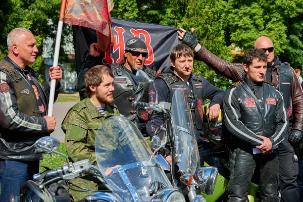 Primo a Kaliningrad processione in moto e sacerdote — Foto Stock