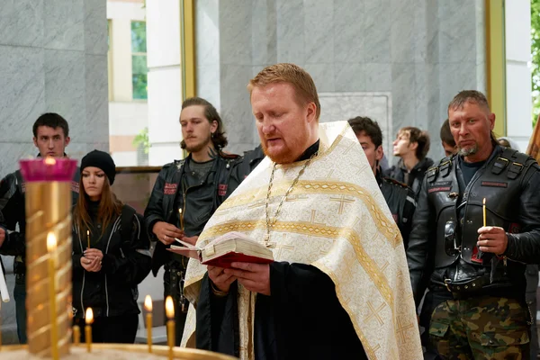 Eerst in kaliningrad processie op motorfietsen en priester — Stockfoto