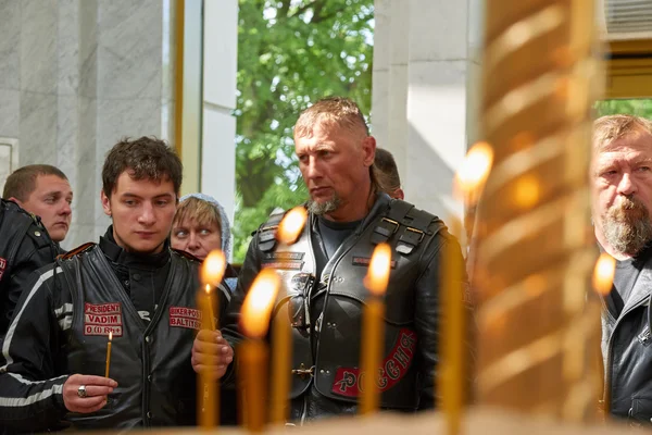 Nejprve v Kaliningradu procesí na motocykly a kněz — Stock fotografie