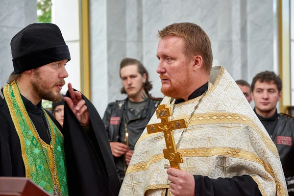 Eerst in kaliningrad processie op motorfietsen en priester — Stockfoto