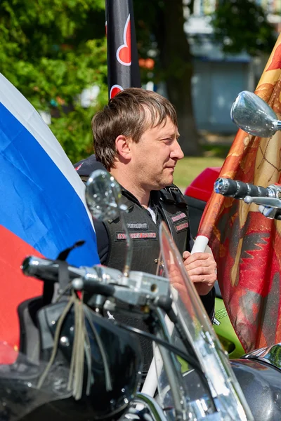Première procession à Kaliningrad sur les motos et le prêtre — Photo