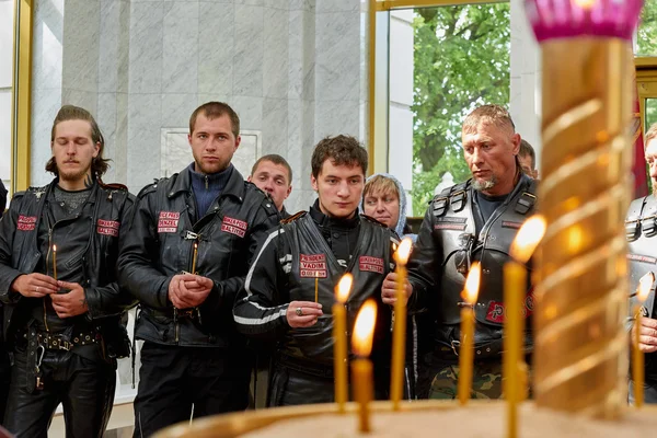 Primo a Kaliningrad processione in moto e sacerdote — Foto Stock