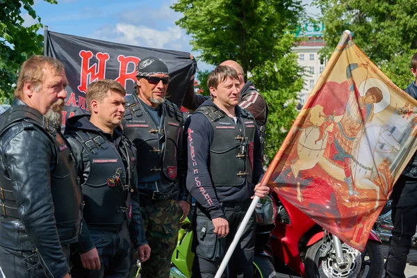 Eerst in kaliningrad processie op motorfietsen en priester — Stockfoto