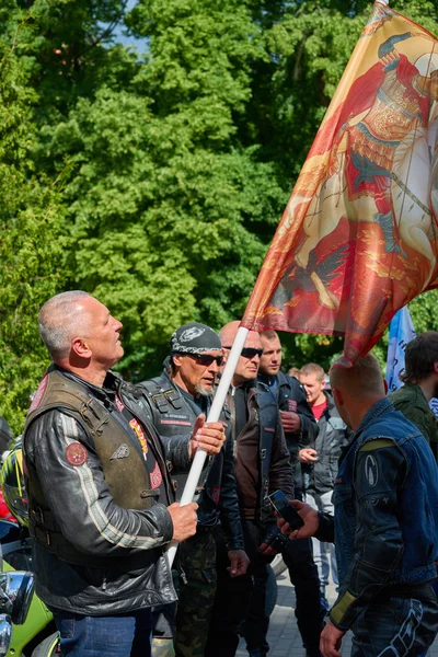 Eerst in kaliningrad processie op motorfietsen en priester — Stockfoto