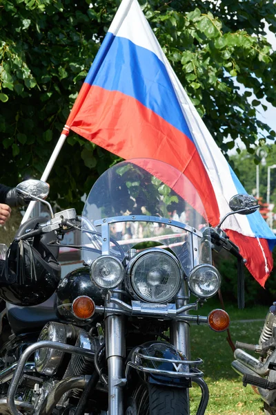 Nejprve v Kaliningradu procesí na motocykly a kněz — Stock fotografie