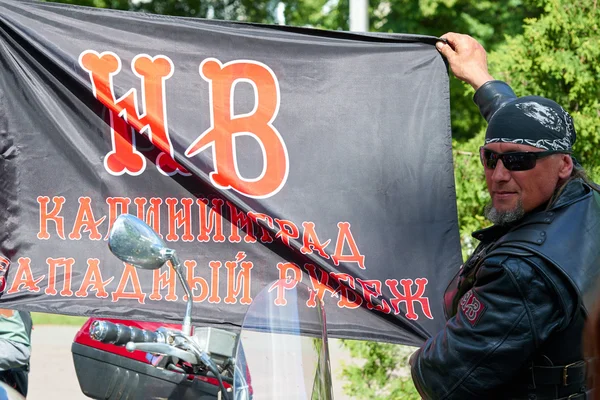 Primo a Kaliningrad processione in moto e sacerdote — Foto Stock