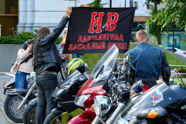 Eerst in kaliningrad processie op motorfietsen en priester — Stockfoto