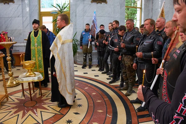 Eerst in kaliningrad processie op motorfietsen en priester — Stockfoto