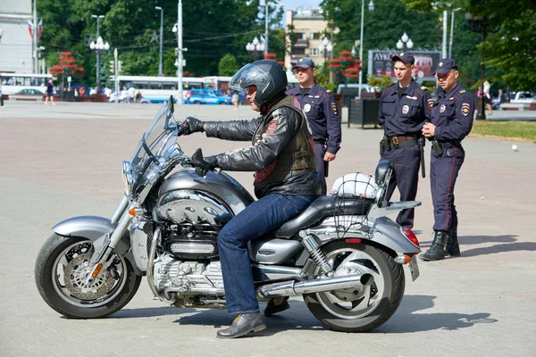 Eerst in kaliningrad processie op motorfietsen en priester — Stockfoto