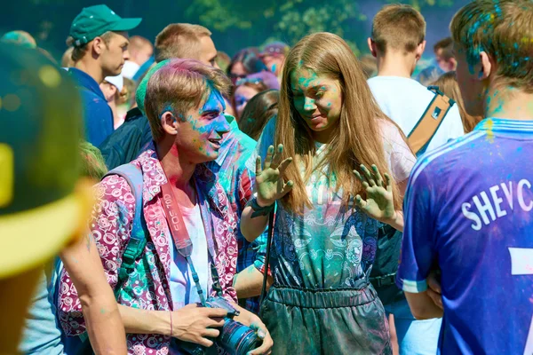 색상의 holi 축제입니다. 칼리닌그라드, 러시아 — 스톡 사진
