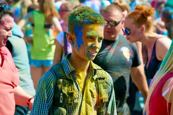 색상의 holi 축제입니다. 칼리닌그라드, 러시아 — 스톡 사진