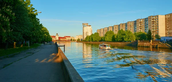 Damm des Fischerdorfes. Kaliningrad — Stockfoto
