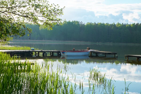 Pôr do sol no lago da floresta — Fotografia de Stock