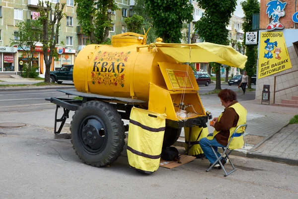 Trading national Russian drink kvass on the streets — Stock Photo, Image