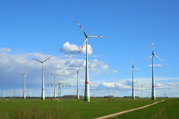 Wind turbines at the field — Stock Photo, Image