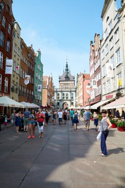 İnsanlar tarihi merkezindeki sokaklarda yürürken, insanlar. Gdansk