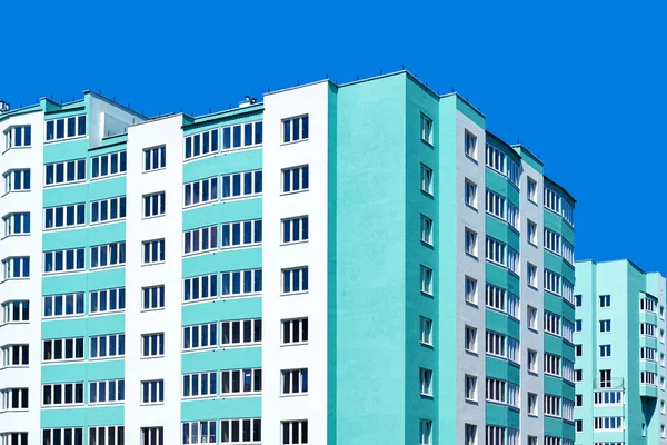 Novo edifício de apartamentos — Fotografia de Stock